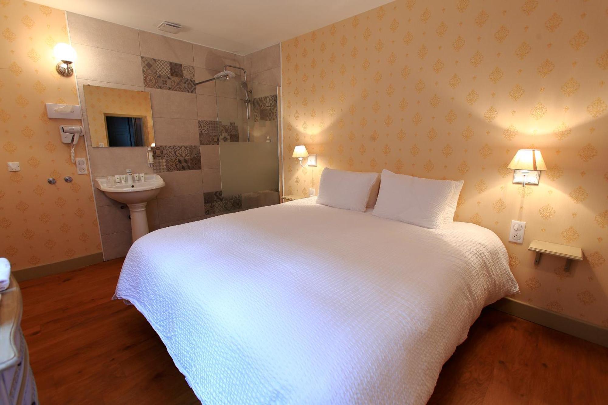 Hotel Saint Georges Τρουά Δωμάτιο φωτογραφία A room at the hotel