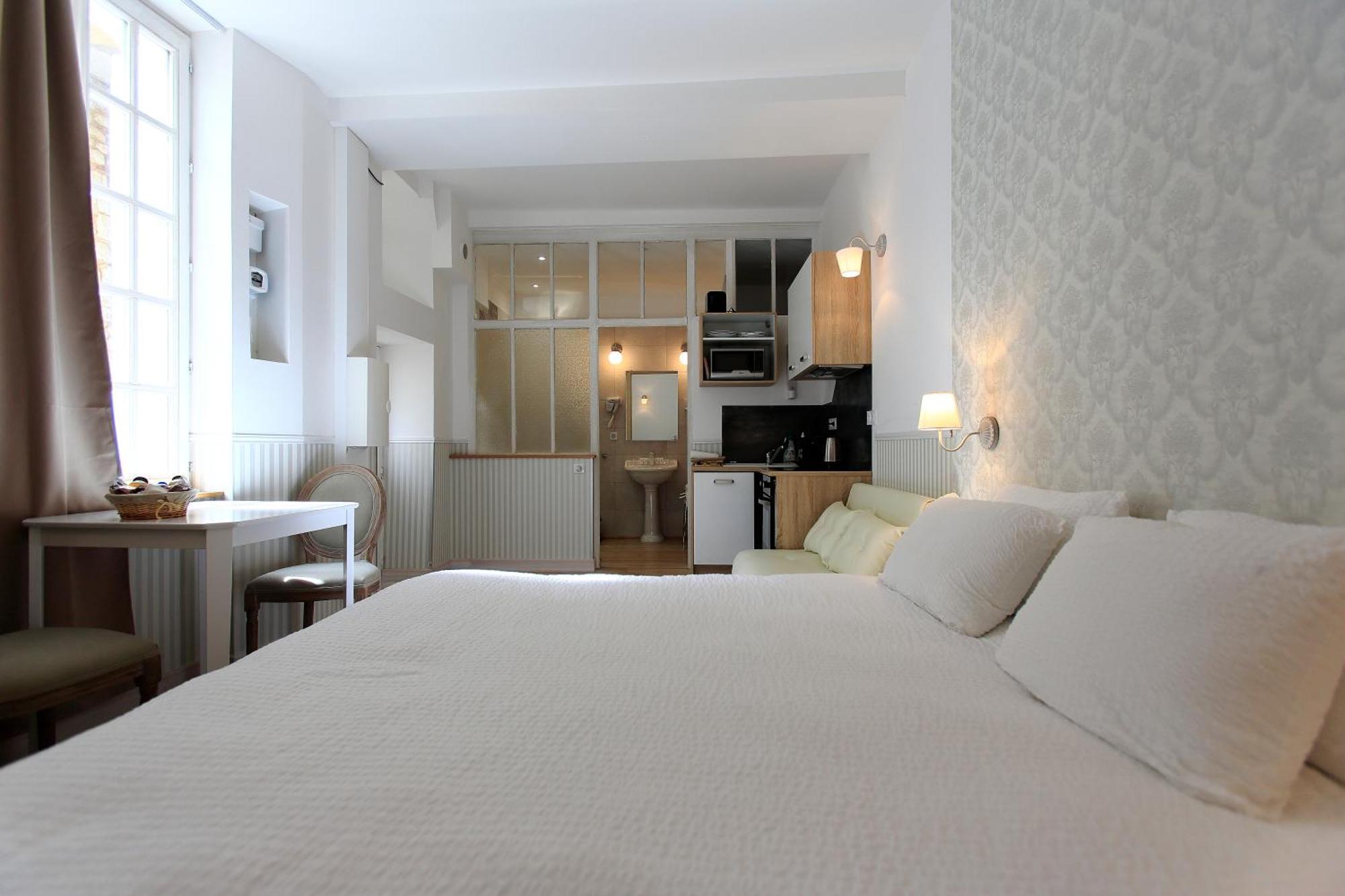 Hotel Saint Georges Τρουά Εξωτερικό φωτογραφία A studio apartment in Paris, France