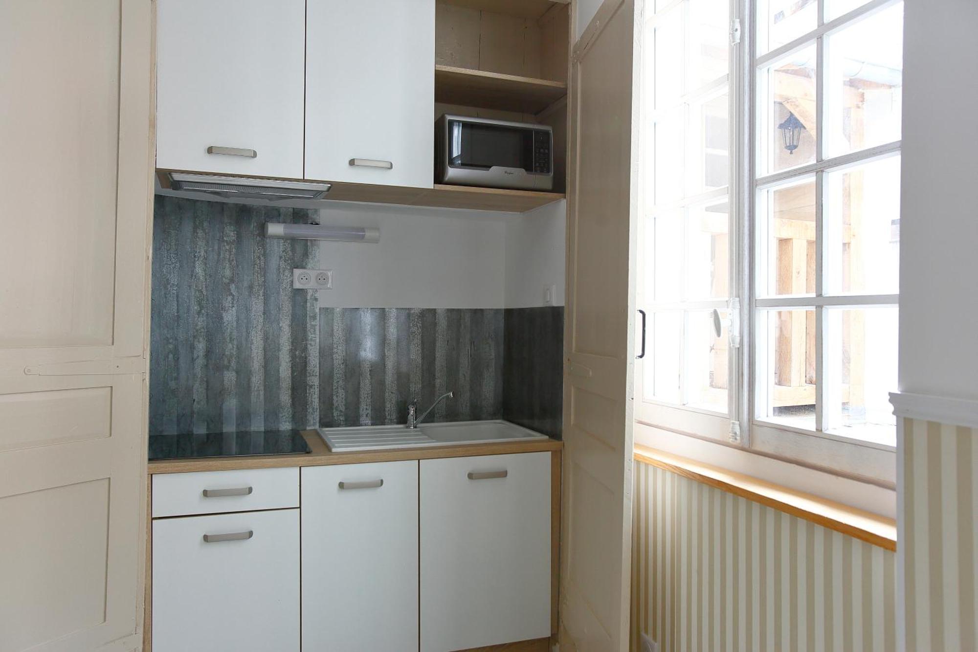 Hotel Saint Georges Τρουά Δωμάτιο φωτογραφία A kitchenette in a French apartment