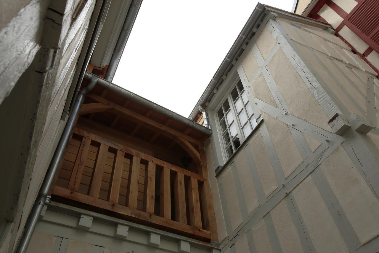 Hotel Saint Georges Τρουά Εξωτερικό φωτογραφία A view of the balcony of the house