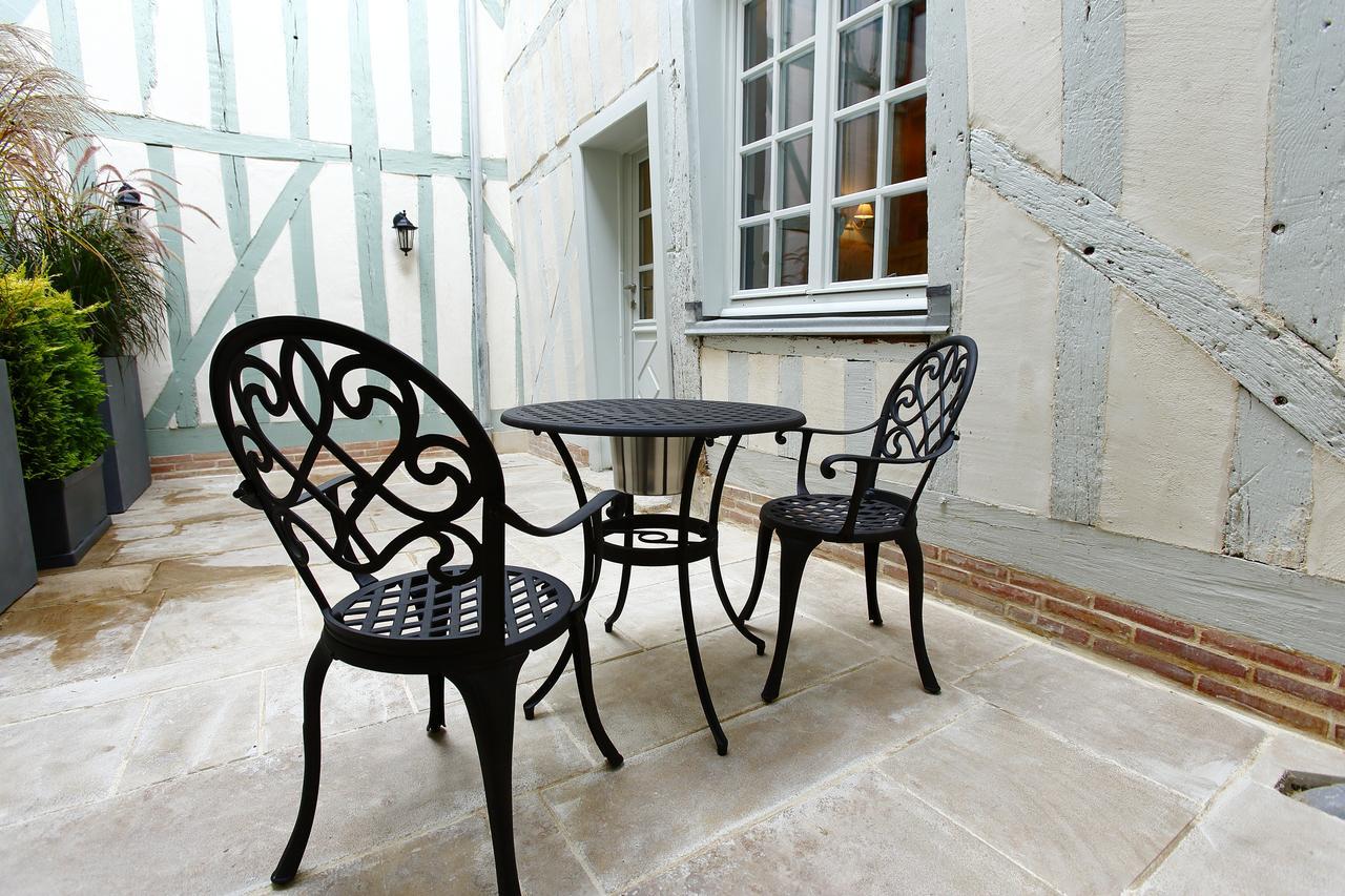 Hotel Saint Georges Τρουά Εξωτερικό φωτογραφία The courtyard at The Old House