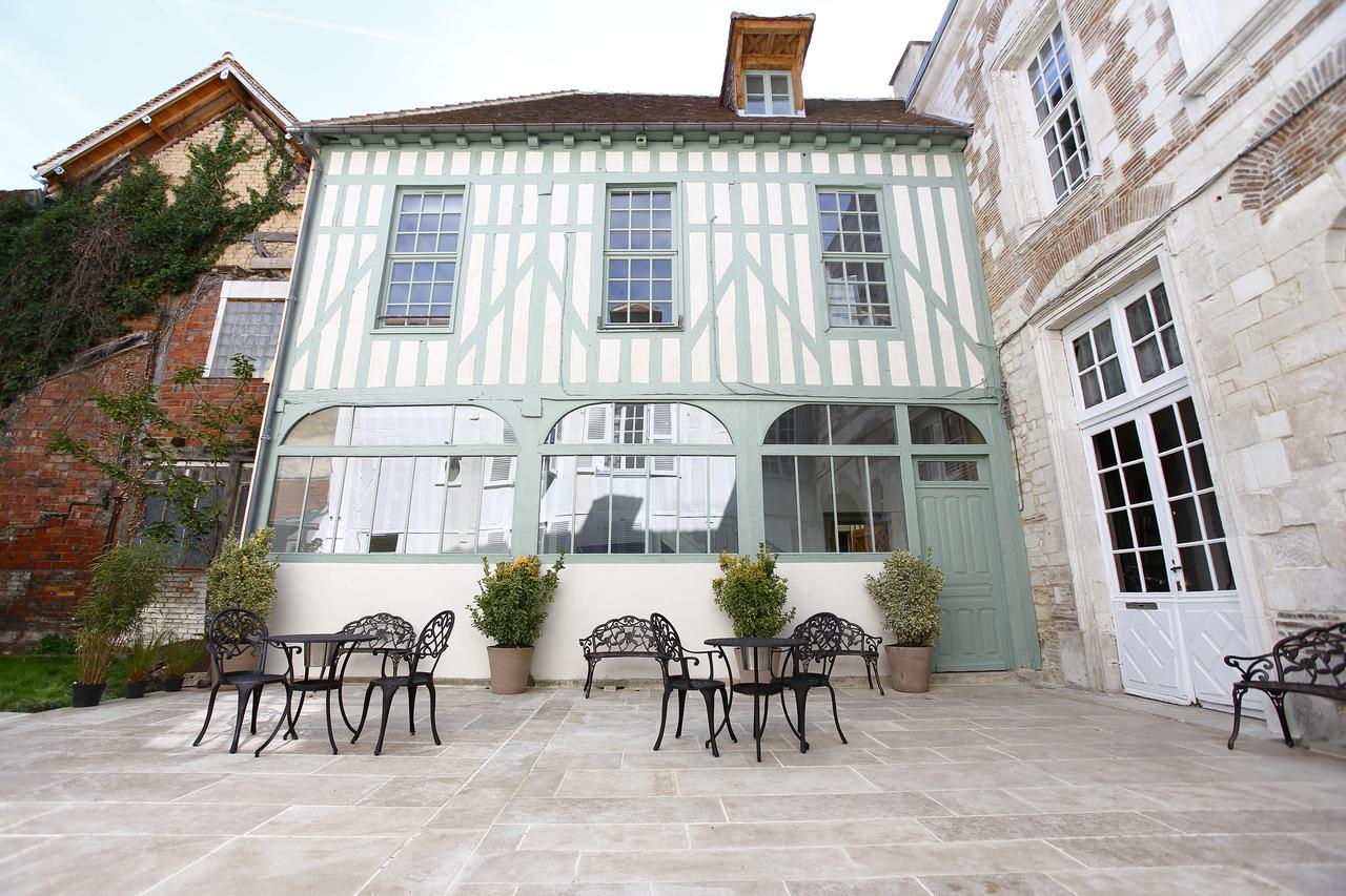 Hotel Saint Georges Τρουά Εξωτερικό φωτογραφία The courtyard of the Hôtel de Ligne