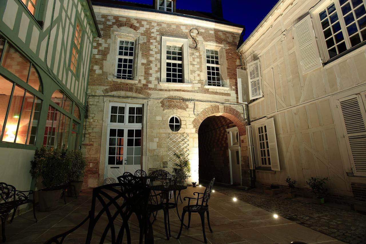 Hotel Saint Georges Τρουά Εξωτερικό φωτογραφία The courtyard of the Hôtel de Launay