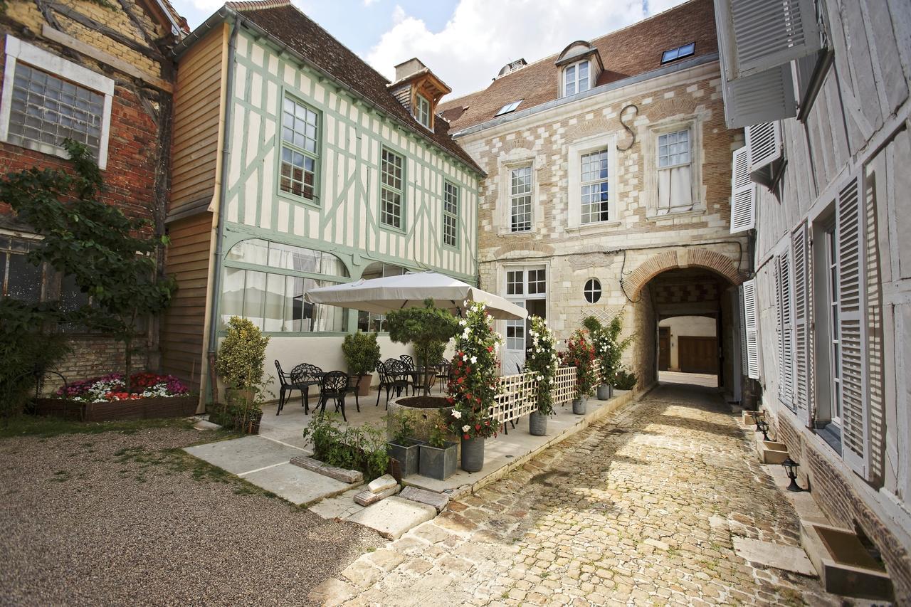 Hotel Saint Georges Τρουά Εξωτερικό φωτογραφία The courtyard of the Hôtel de Launay
